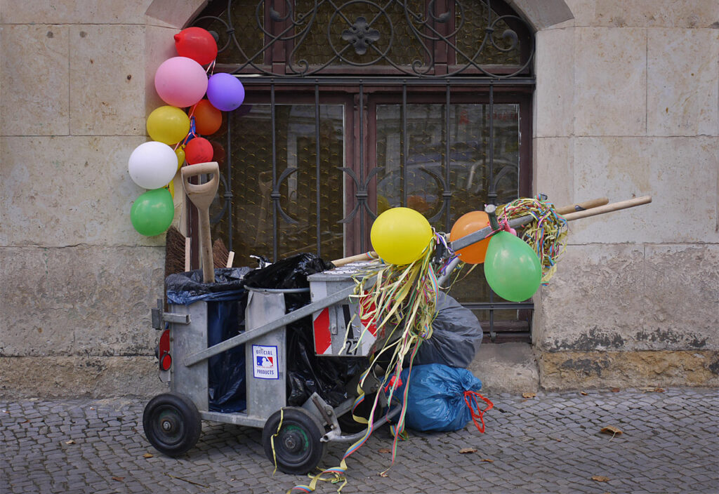 Berlin - an einer Müllkarre hängen bunte Luftballons
