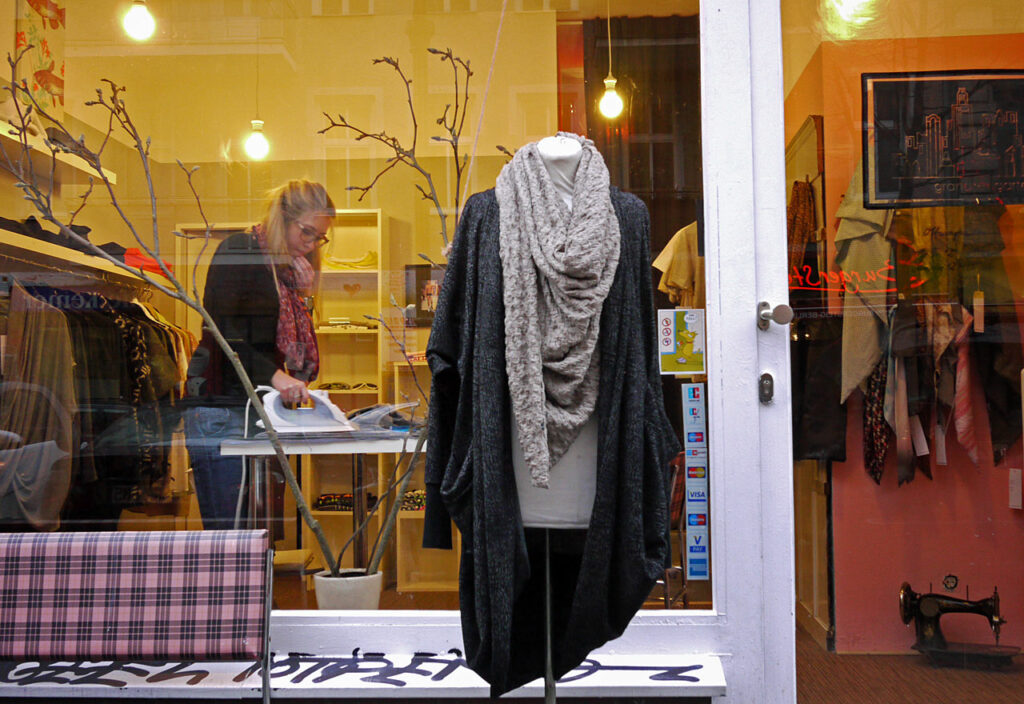 Berlin - bügelnde Frau in einem Schaufenster