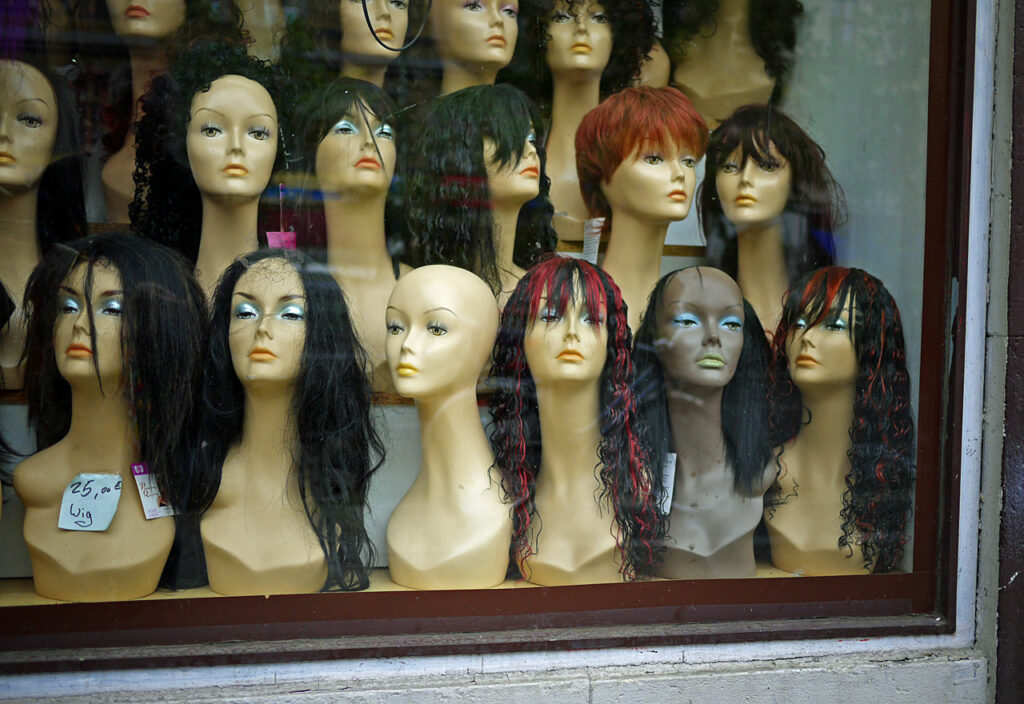 Berlin - Perücken in einem Schaufenster