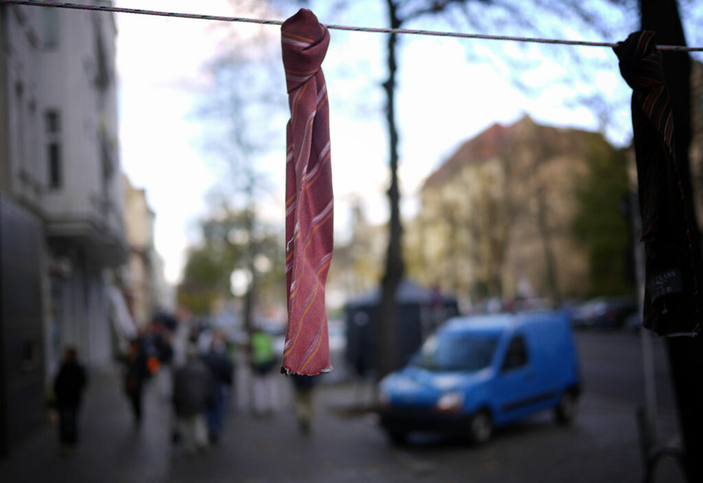 Berlin - eine Krawatte auf dem Gehweg