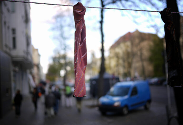 Berlin - eine Krawatte auf dem Gehweg