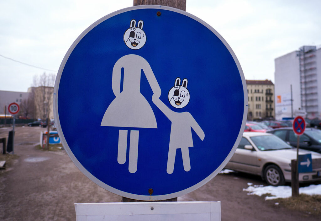 Berlin - überklebtes Schild Fußweg