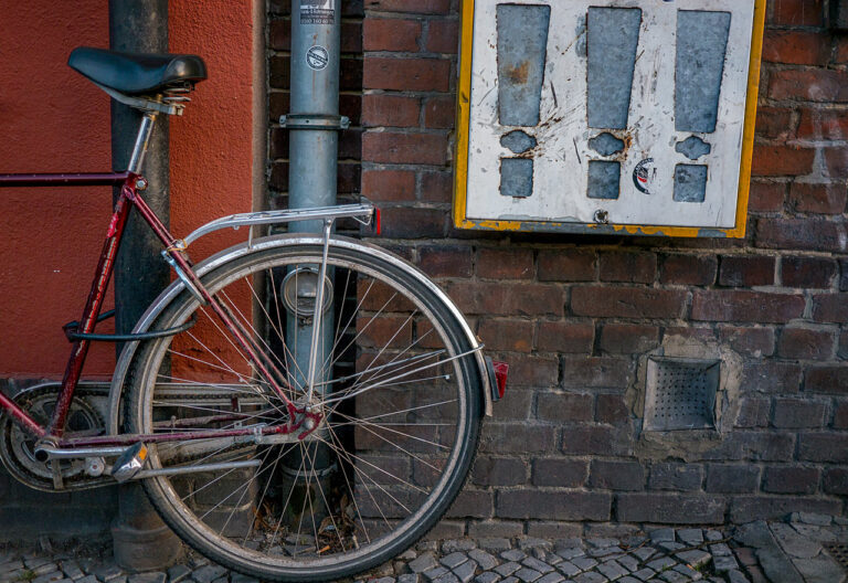 Berlin - Fahrrad lehnt vor defektem Kaugummiautomat