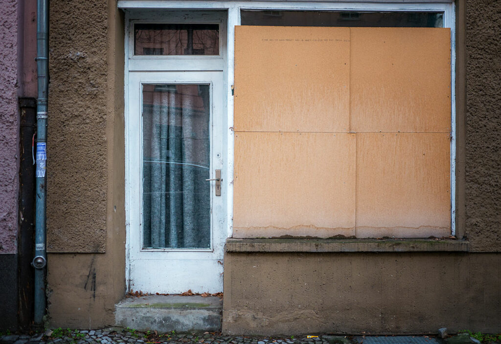 Berlin - Vernagelte Schaufensterscheibe