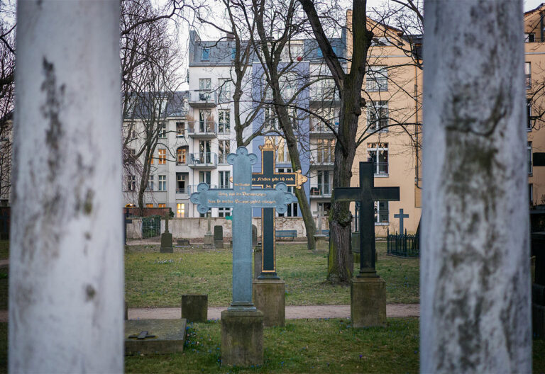 Berlin - Friedhof im Wohngebiet