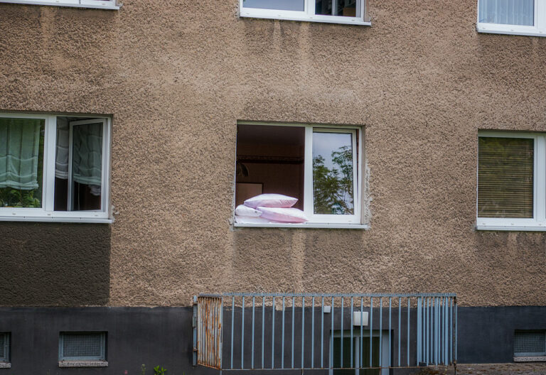 Berlin - Kissen zum Lüften im offenen Fenster