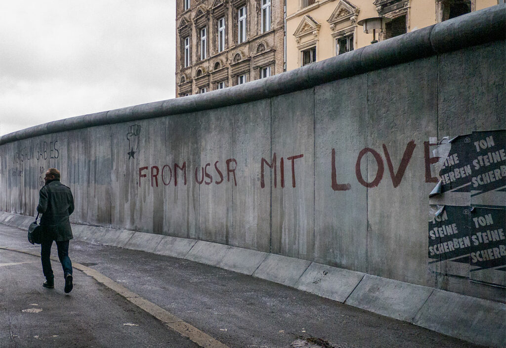 Berlin - Lichtenberg, Nachbau der Mauer für Filmaufnahmen