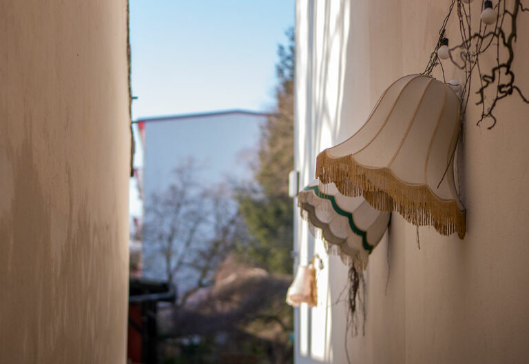 Berlin - Lampenschirme an der Hauswand