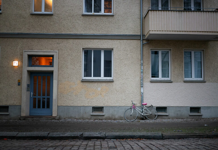 Berlin - Ein Fahrrad lehnt an einem Wohnhaus