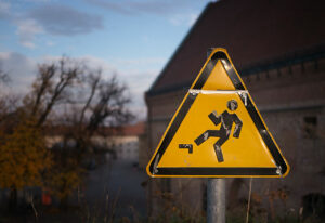 Ein Schild warnt vor dem Absturz