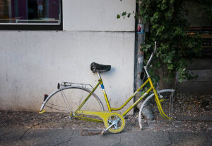 Ein Fahrrad ohne Räder lehnt an einer Hauswand