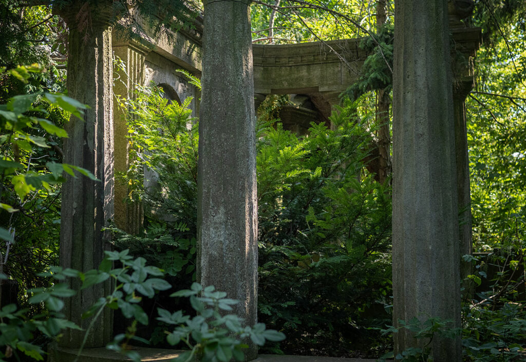In einem Mausoleum wachsen Bäume