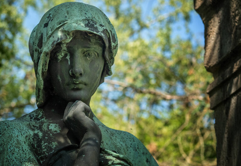 Die Statue einer Frau auf einer Grabstelle
