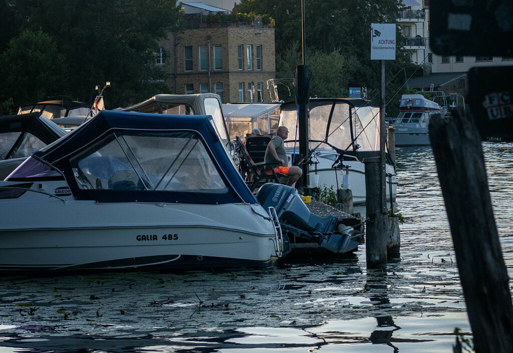 Ein Angler in der Altstadt Köpenick