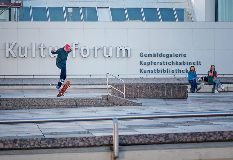 Ein Skater auf den Treppen vorm Kulturforum
