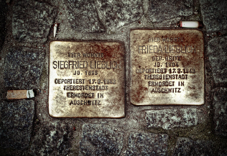 Zwei Stolpersteine in Berlin, unachtsam wurden Zigarettenkippen daneben ausgedrückt
