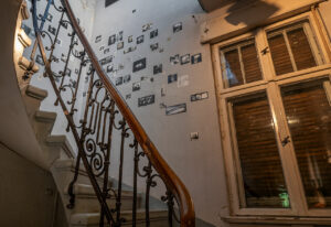 Eine Fotogalerie im Treppenhaus des Verwalterhauses