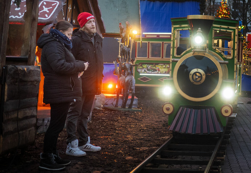 Mitarbeitende betreuen ein Fahrgeschäft auf dem Weihnachtsmarkt
